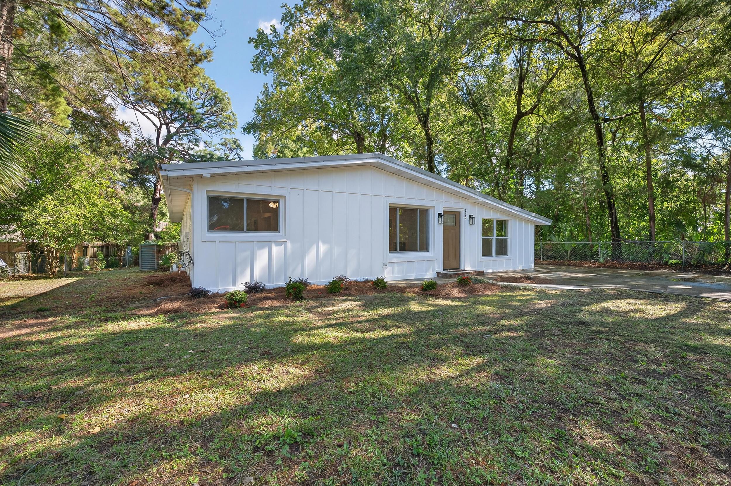 Image 2: 220 edge ave-valparaiso-2