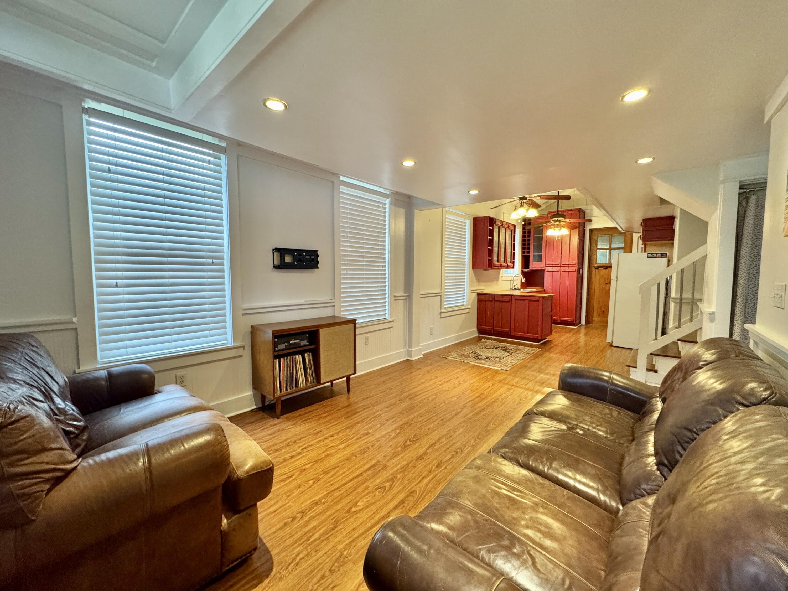 Image 4: Living Room