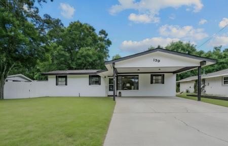 139 NW Robinwood Drive