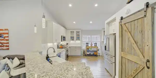 Image 4: Kitchen