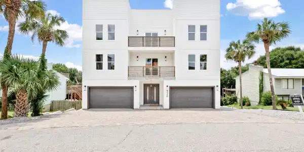 Image 3: Exterior-Driveway-Entry-326-Summit-Desti