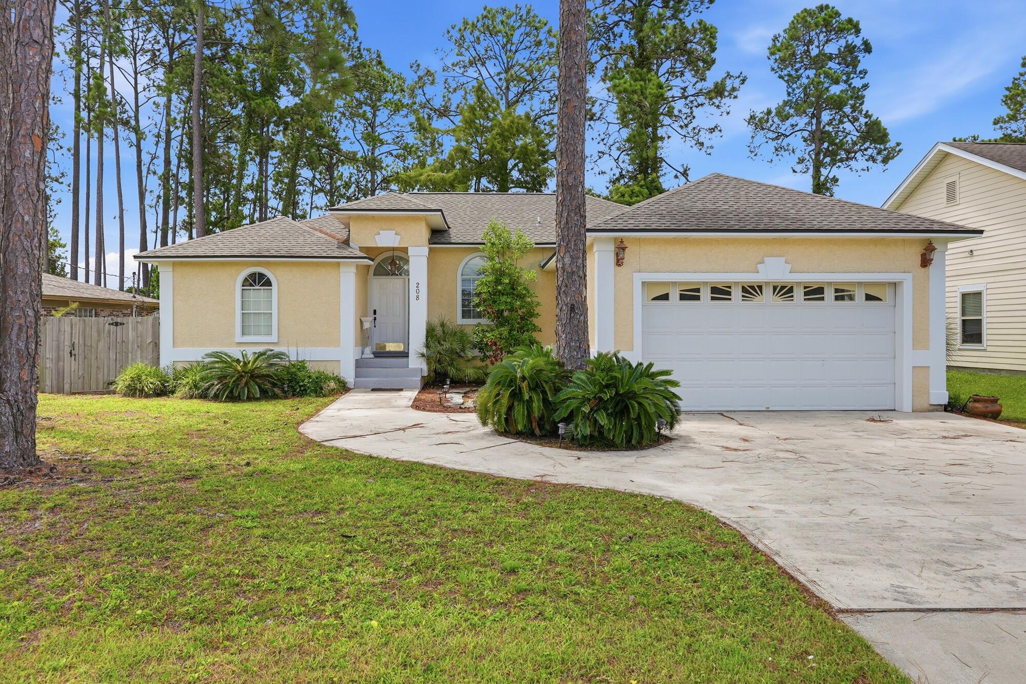 Image 2: 208 palm cir - awp media - 001