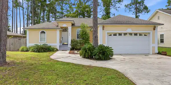 Image 2: 208 palm cir - awp media - 001