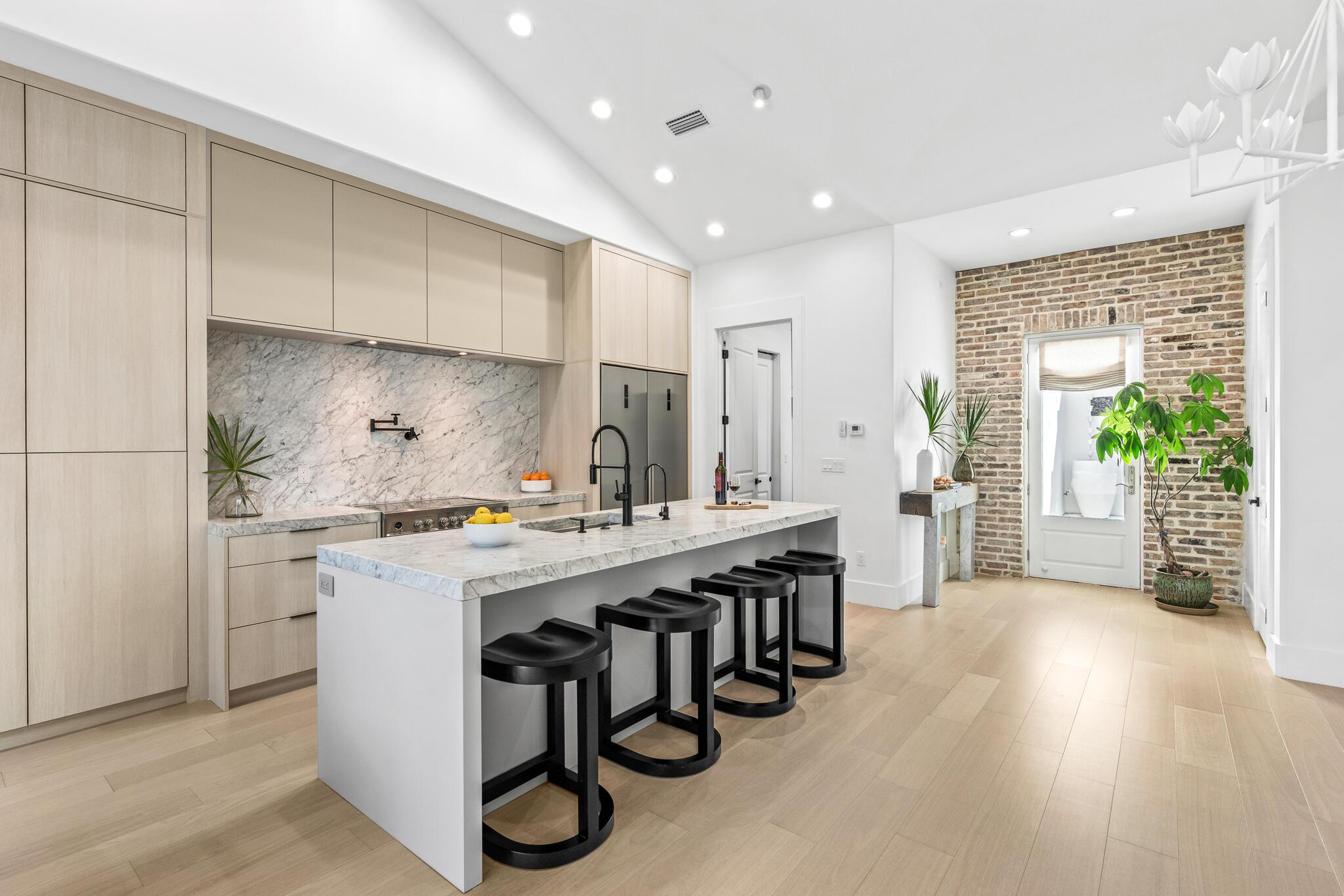 Image 4: Kitchen with italian carrara marble