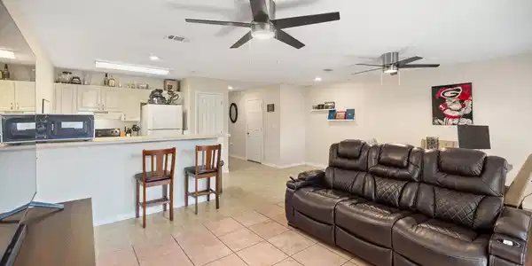 Image 3: Family rm