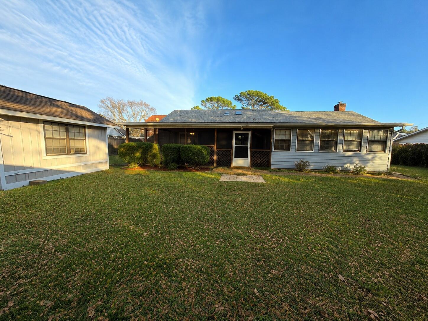 Image 3: Large Back Yard with Shed!