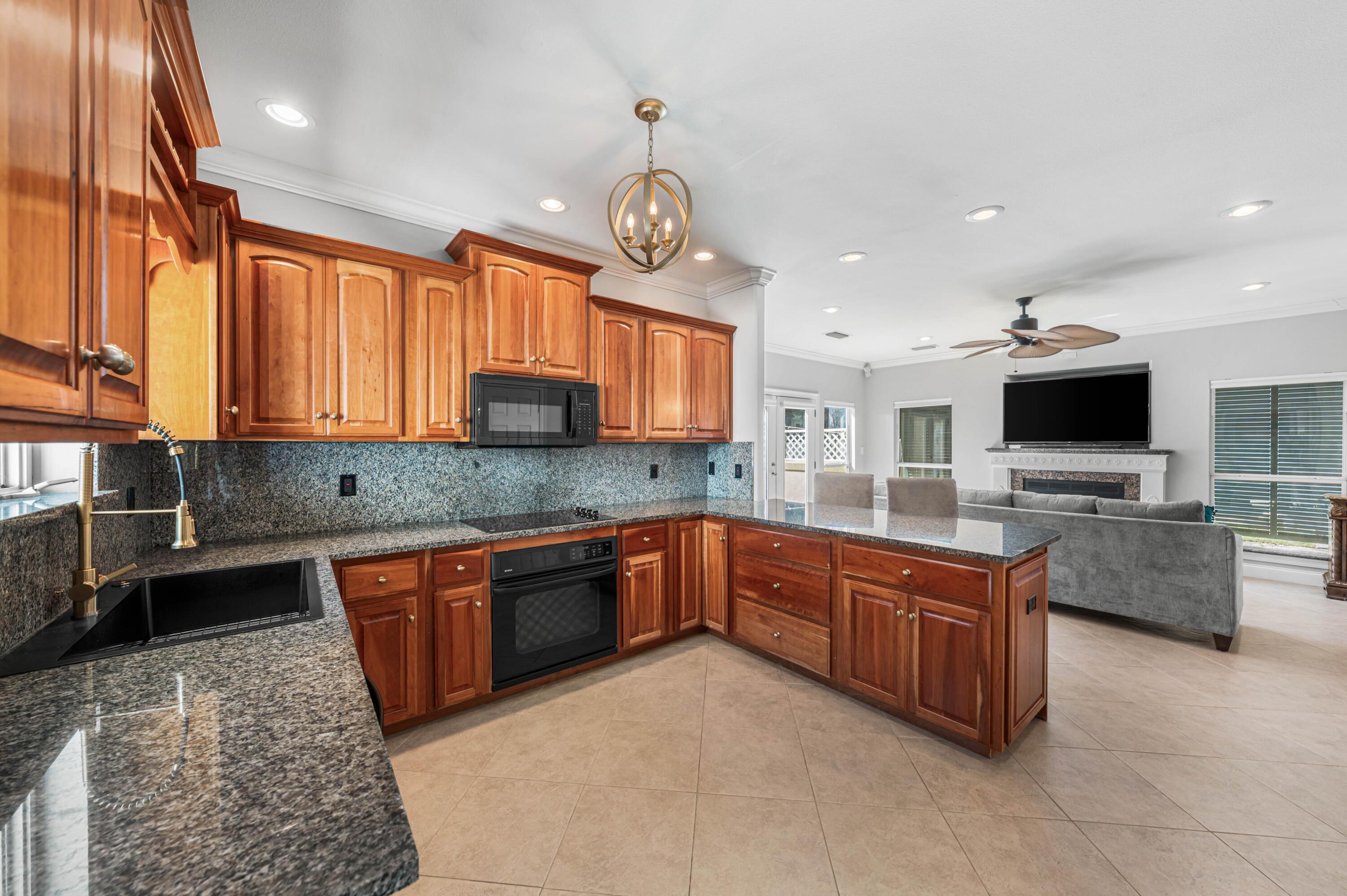 Image 4: Kitchen