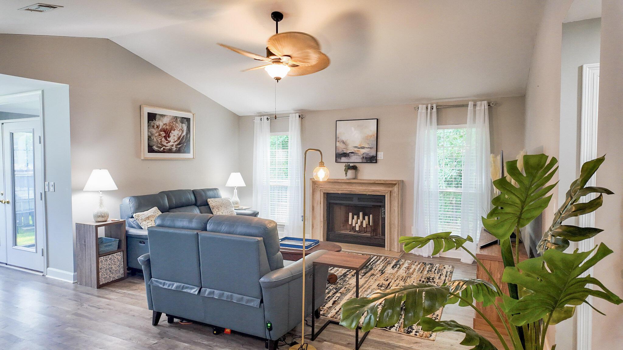 Image 3: Living Room