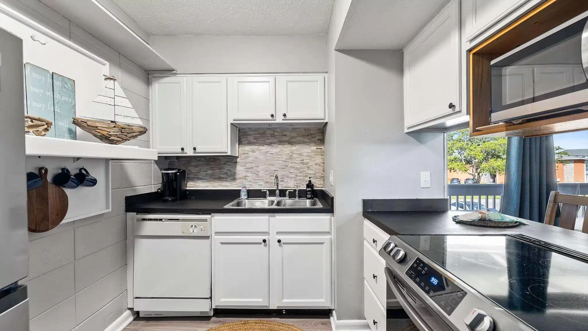 Image 1: 05_Kitchen_White_Cabinetry