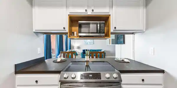 Image 2: 04_Kitchen_and_Breakfast_Bar