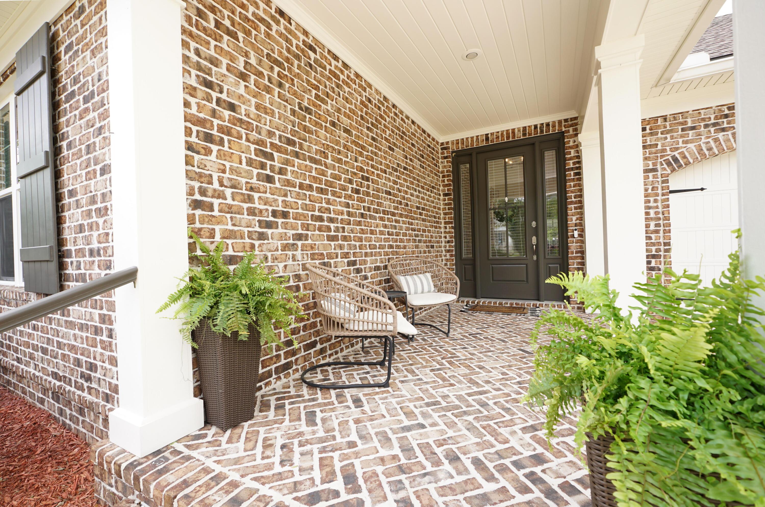 Image 4: 1144DeerMossFrtPorch2
