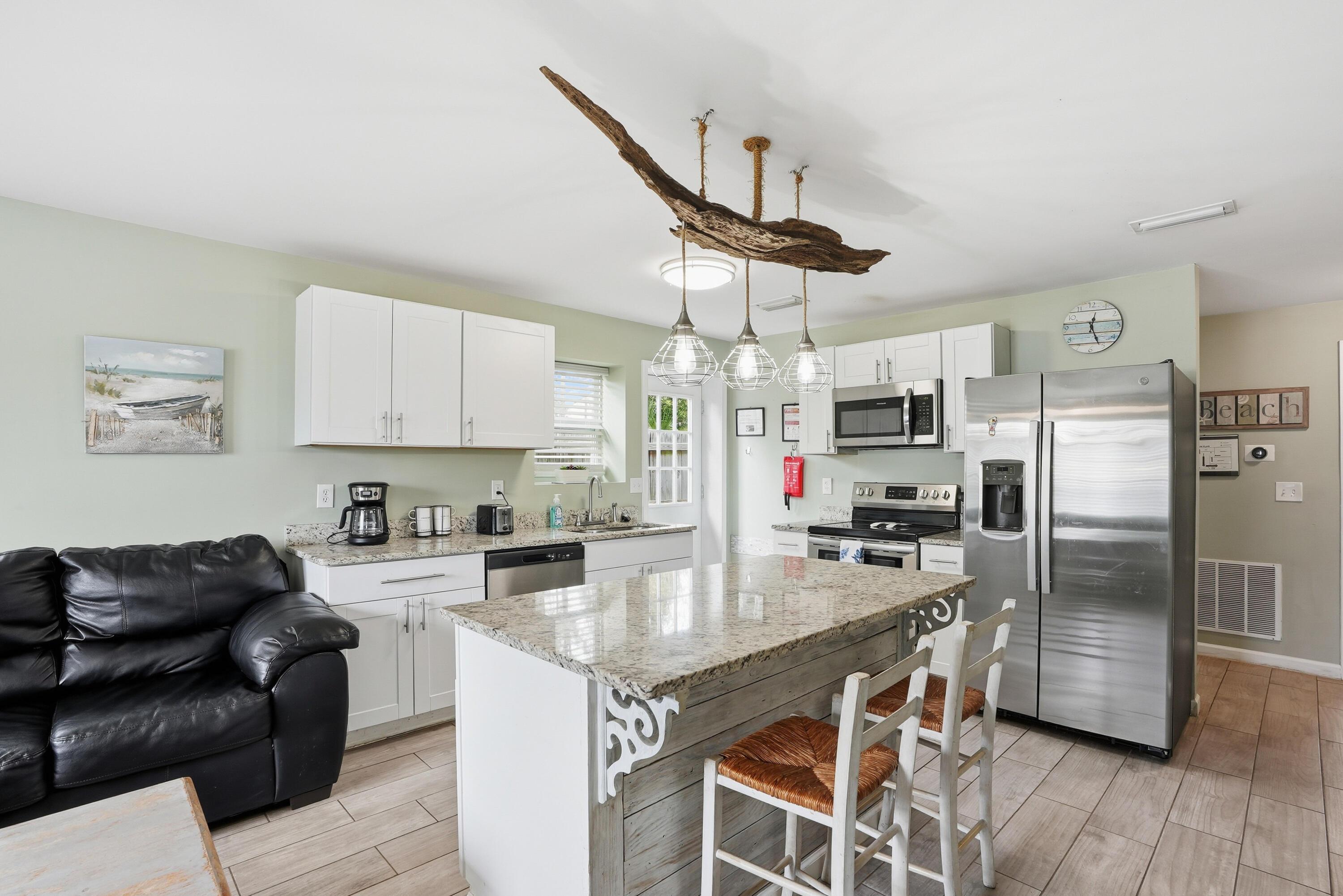 Image 2: 5616 Pinetree Ave