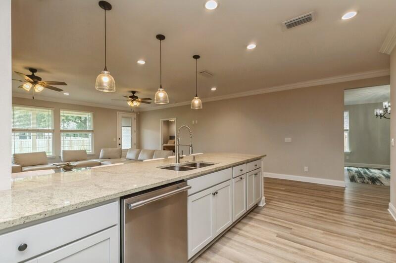 Image 4: KITCHEN