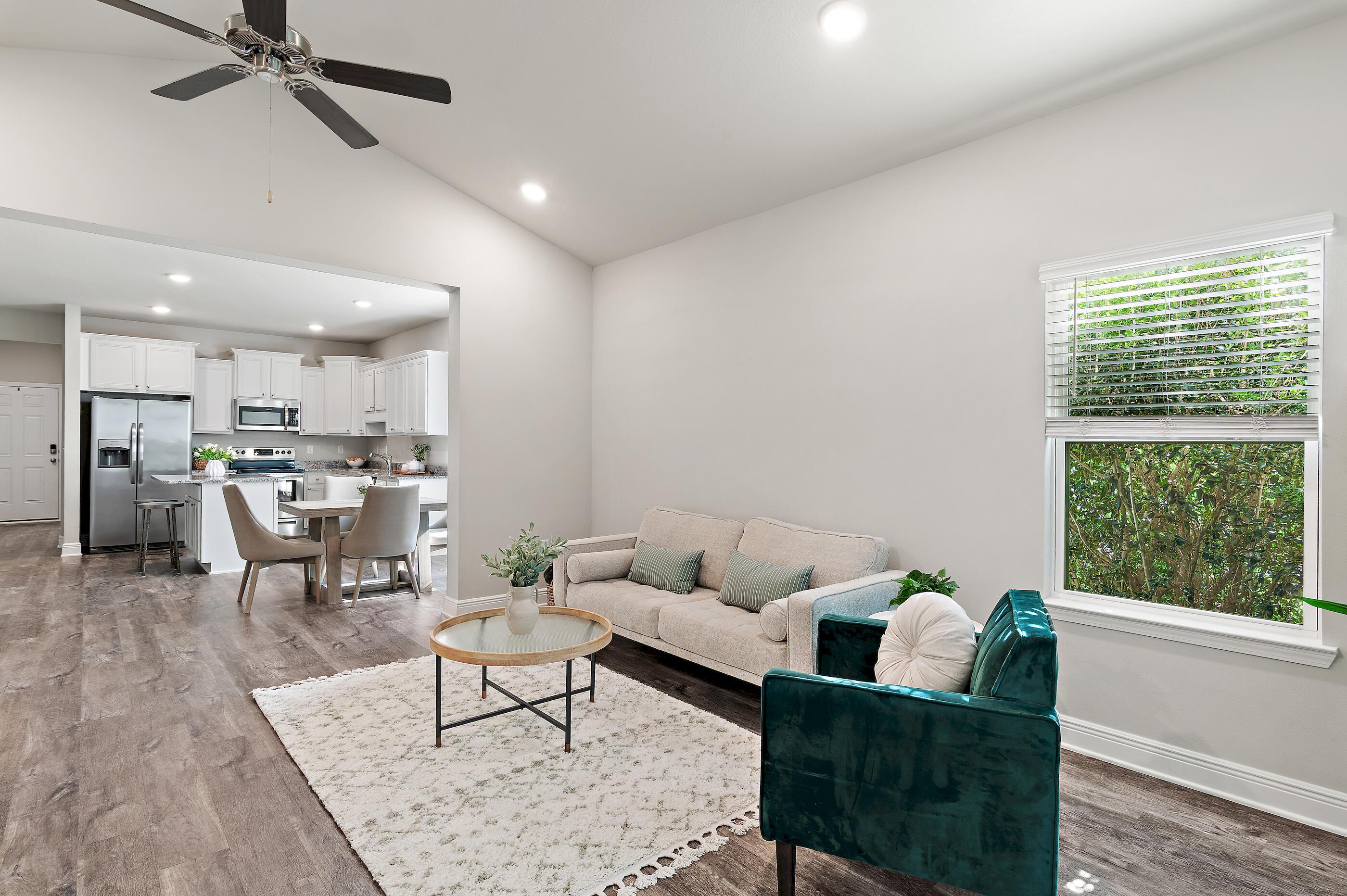 Image 4: Large living room