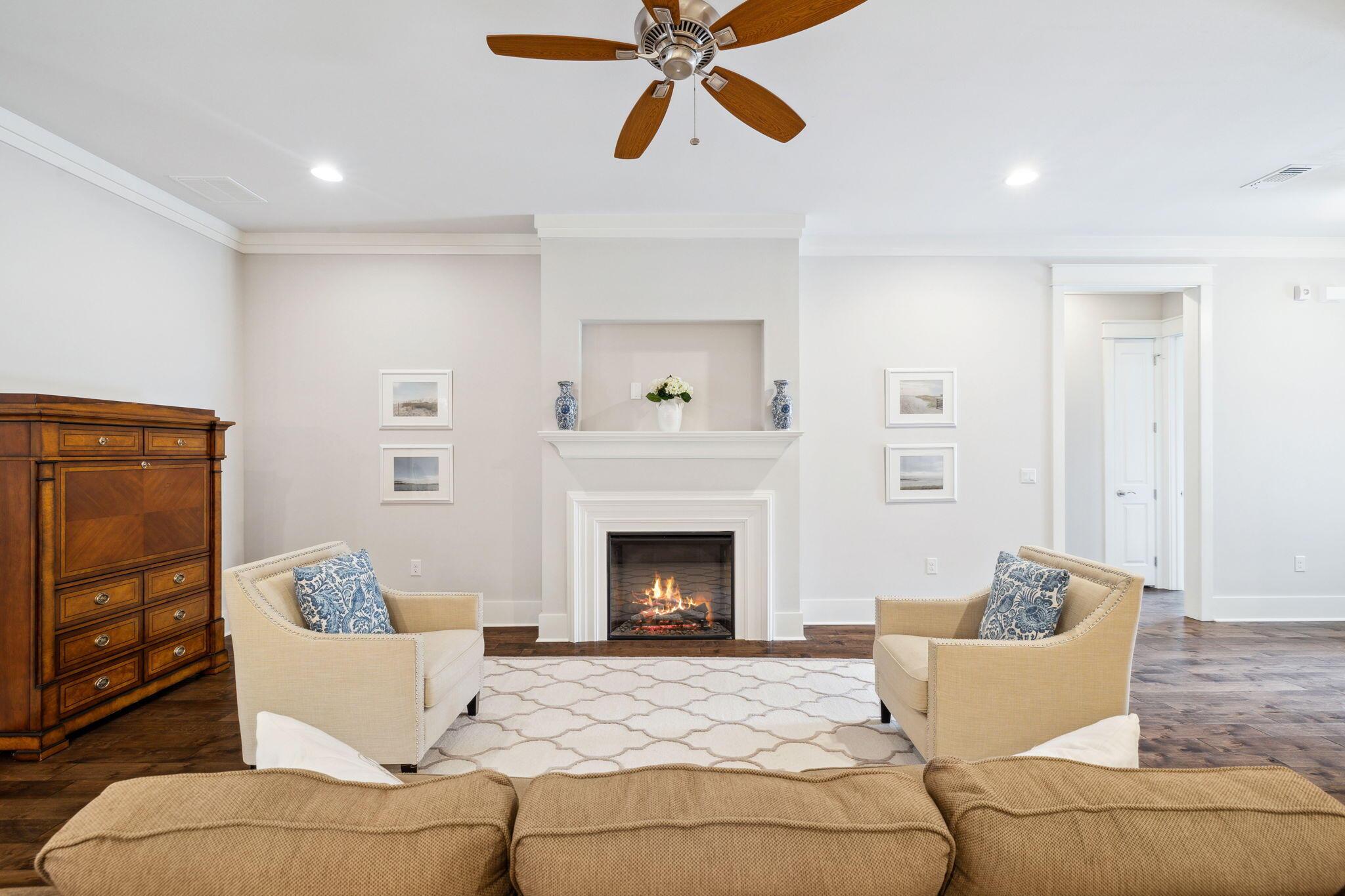 Image 3: Living room/fireplace