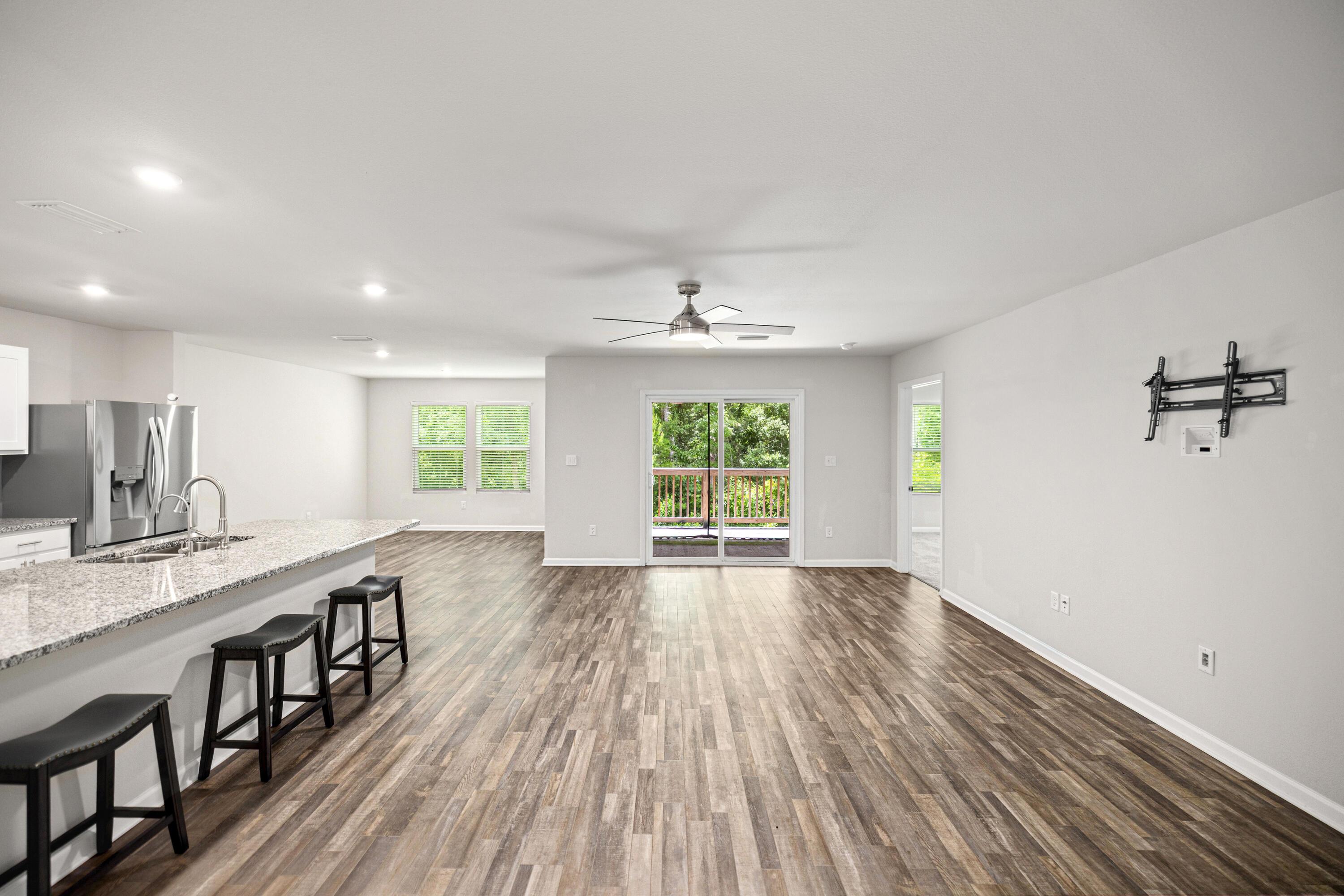 Image 4: Living Room