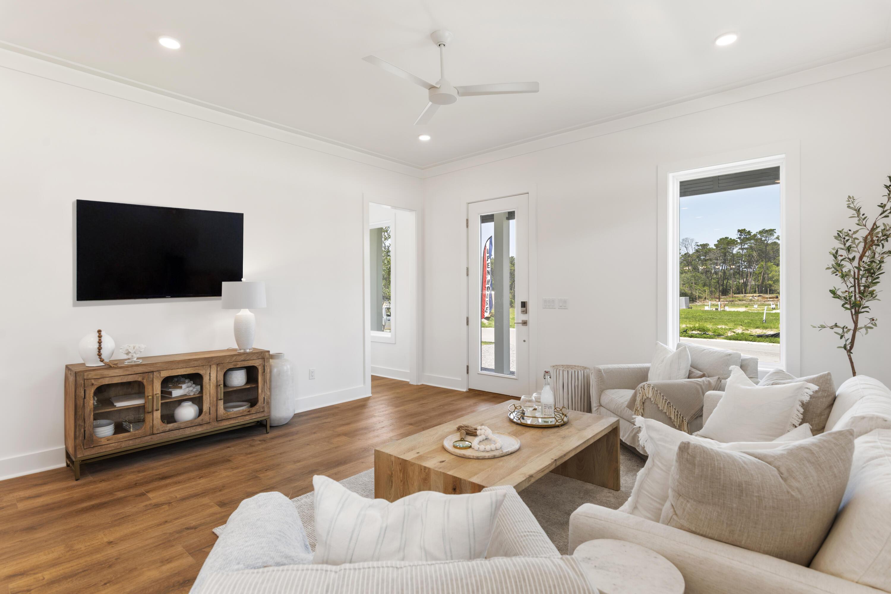 Image 4: Living Area