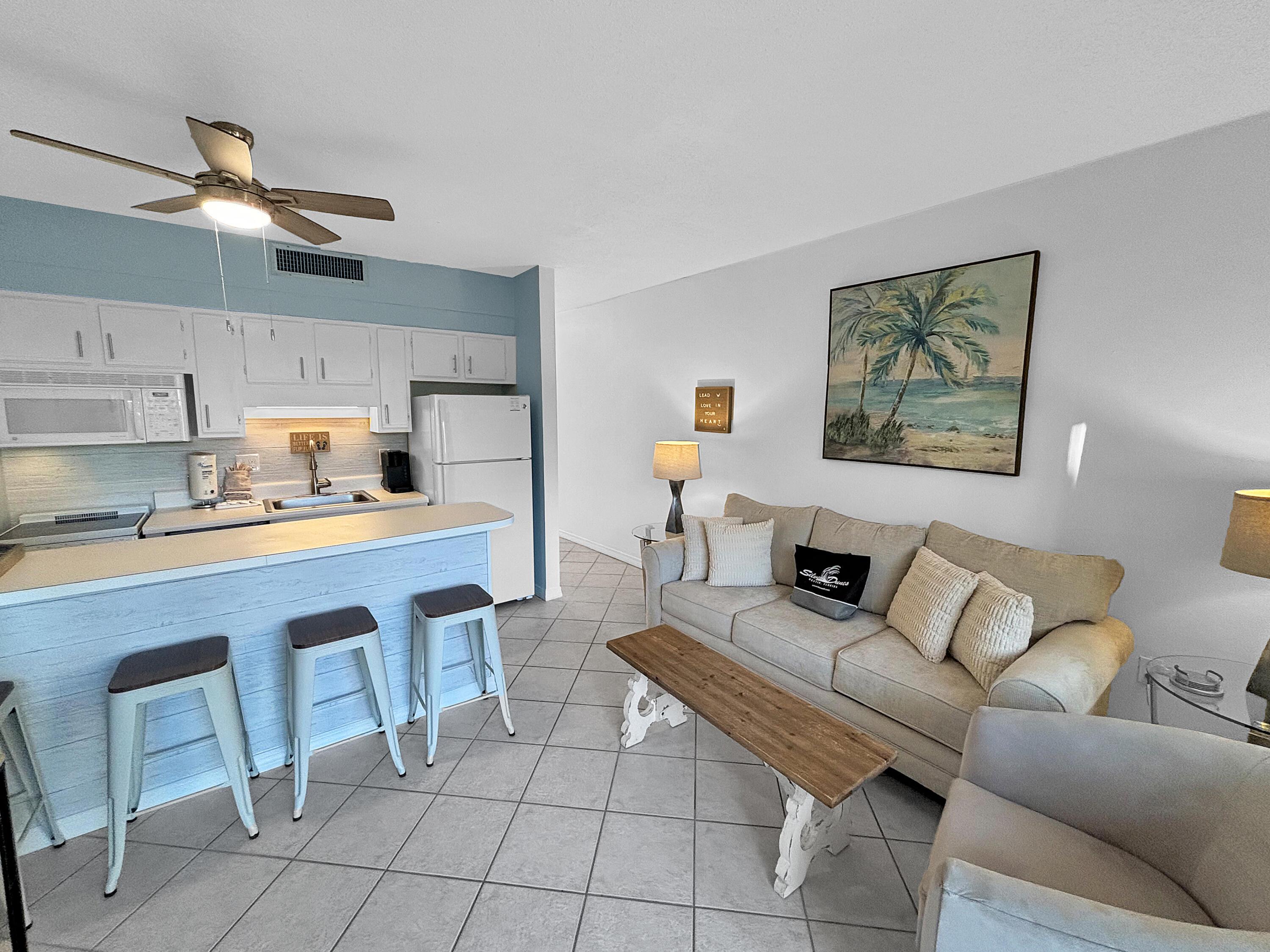 Image 3: Living/Kitchen