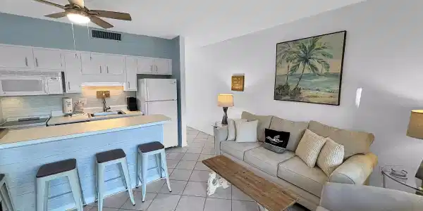 Image 3: Living/Kitchen