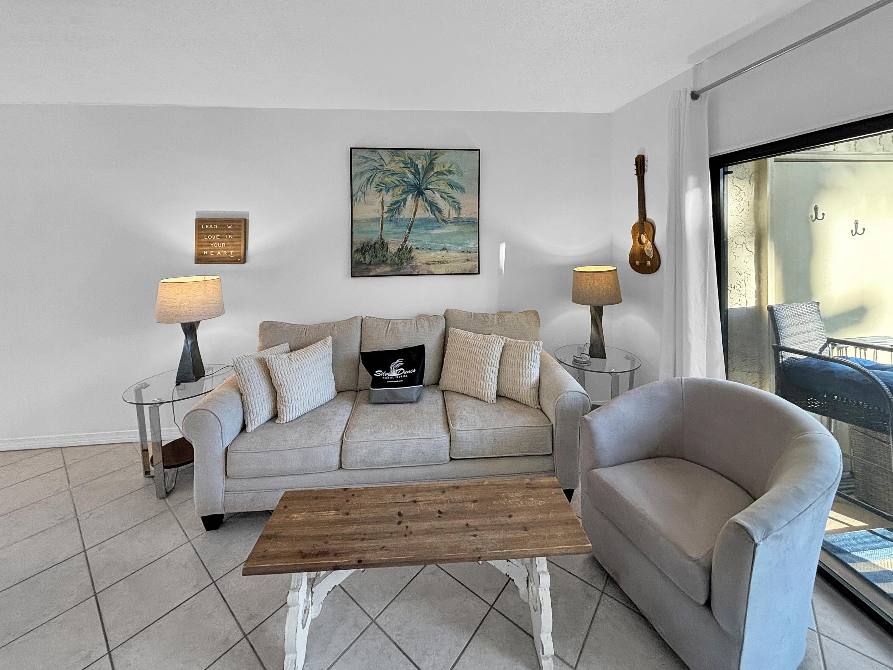 Image 4: Living Room