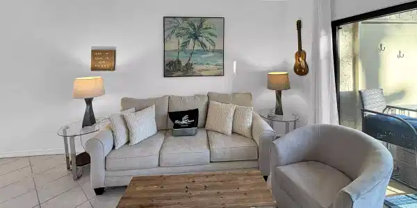 Image 4: Living Room