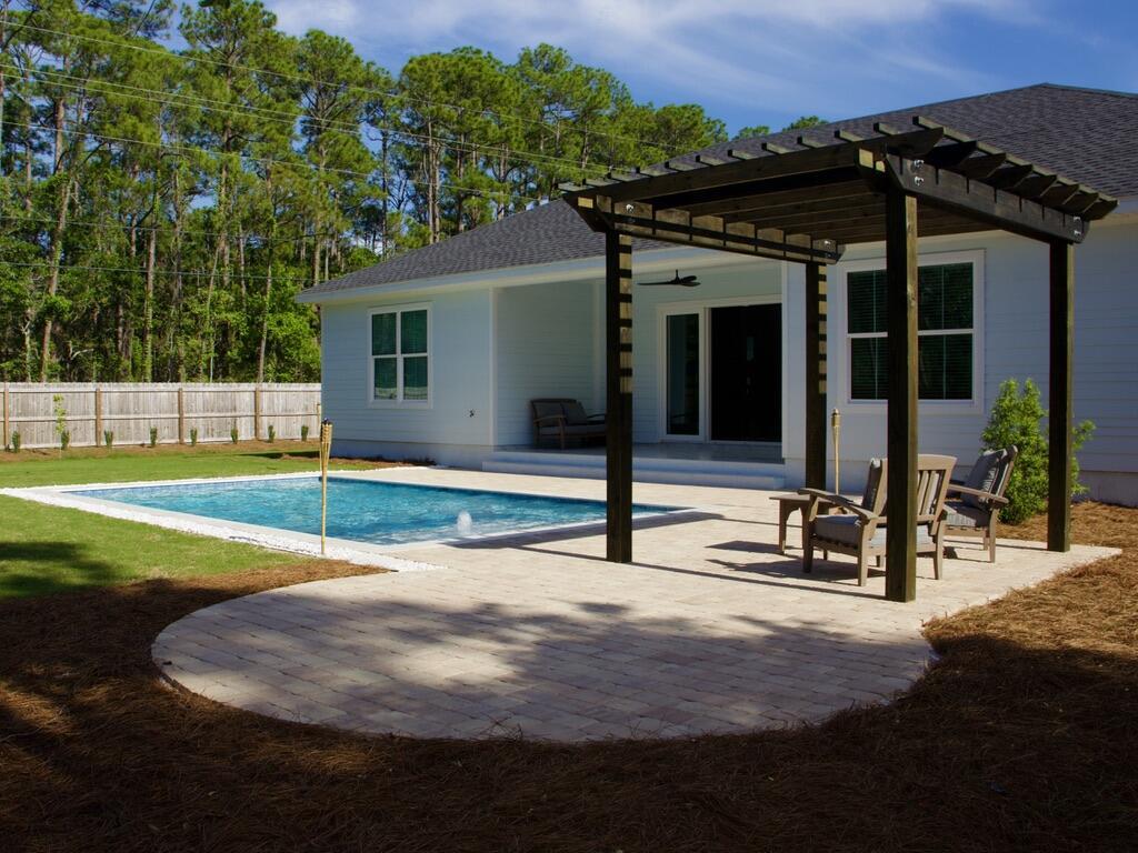 Image 3: Sitting area/fire pit area