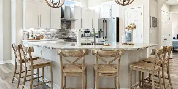 Image 3: Kitchen/Breakfast Bar