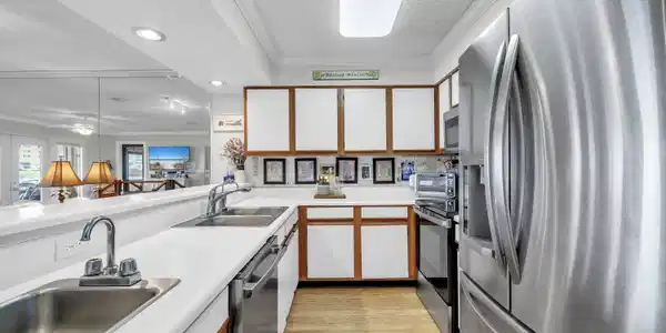 Image 3: Kitchen