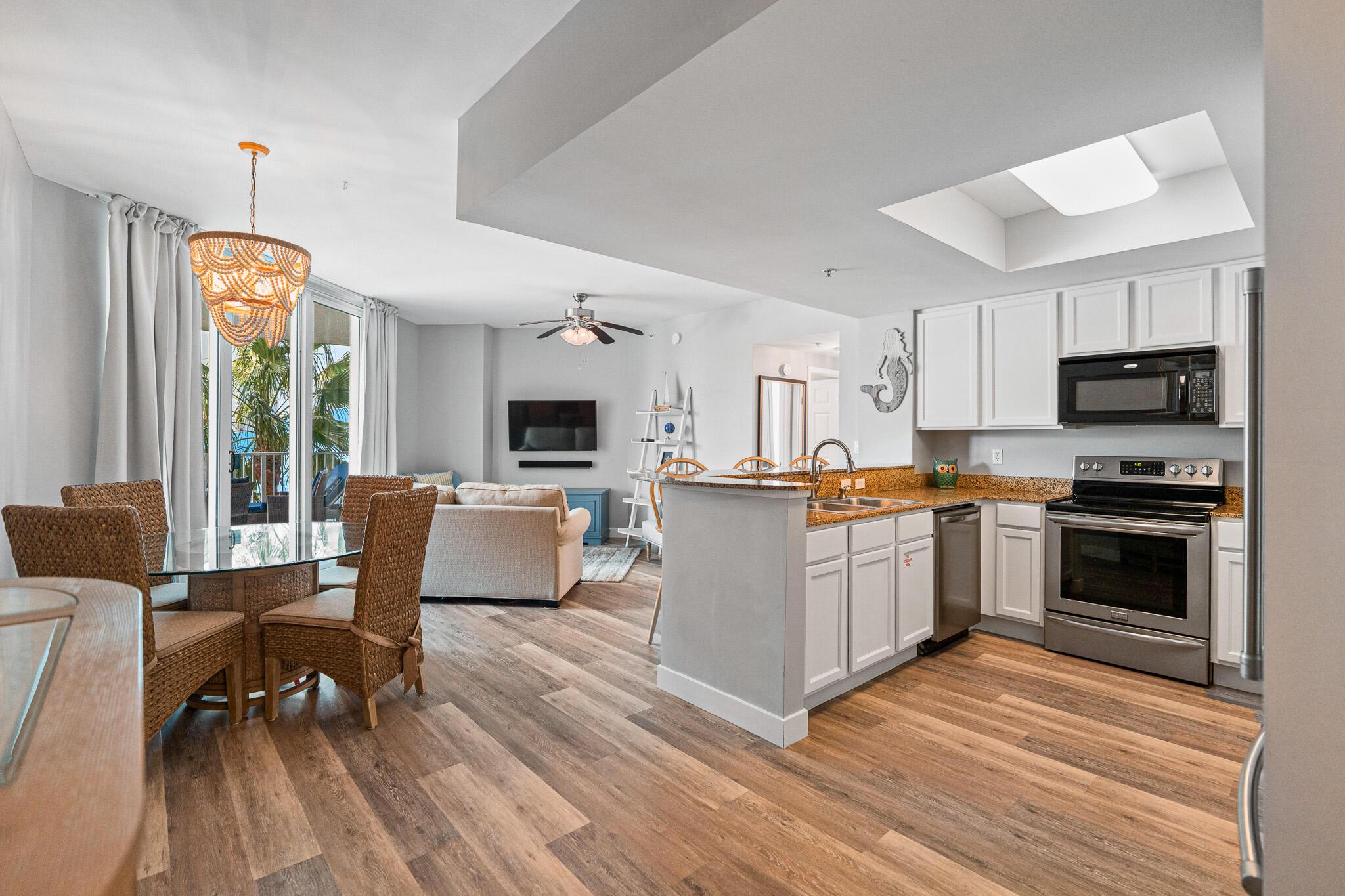 Image 2: Kitchen/Living Room
