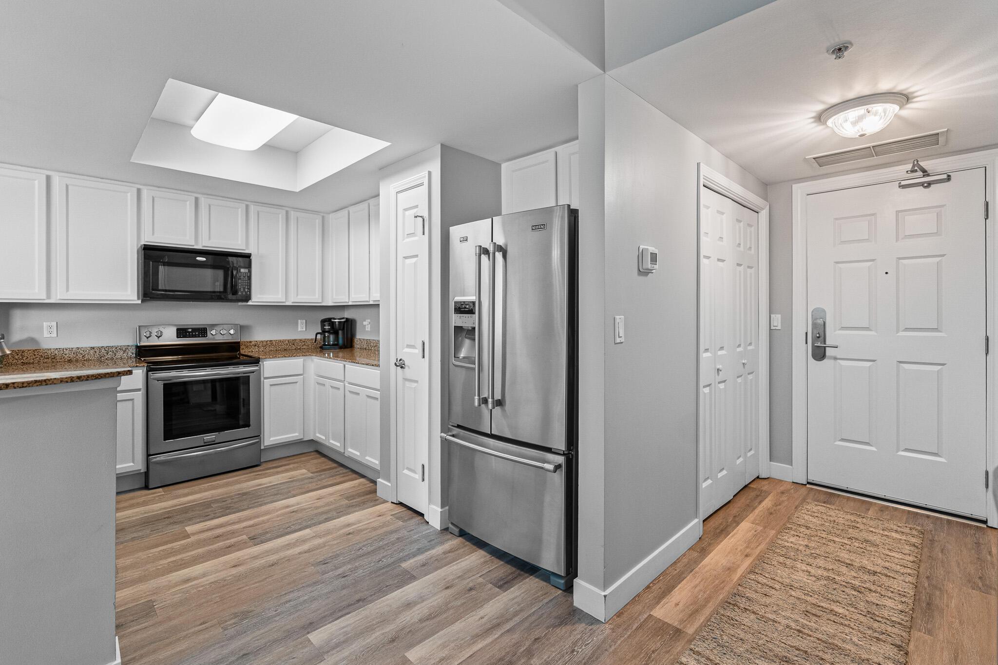 Image 4: Entry/Kitchen