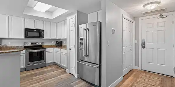 Image 4: Entry/Kitchen