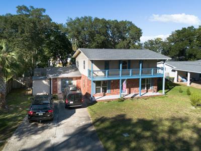 327 NE Yacht Club Drive