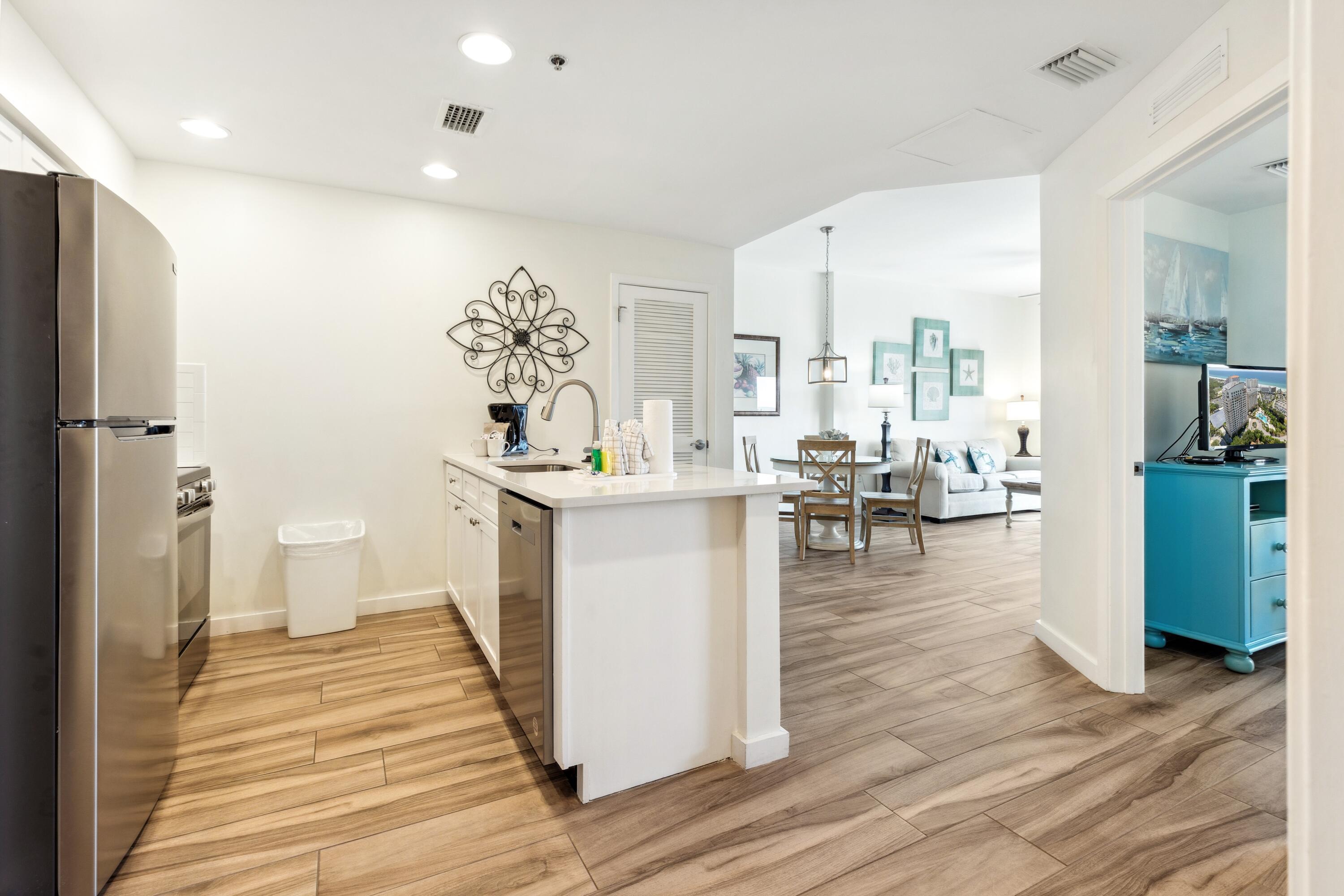Image 2: Entry-Kitchen-Dining-Bed