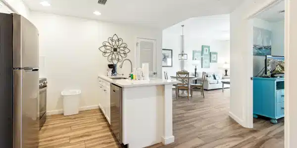 Image 2: Entry-Kitchen-Dining-Bed