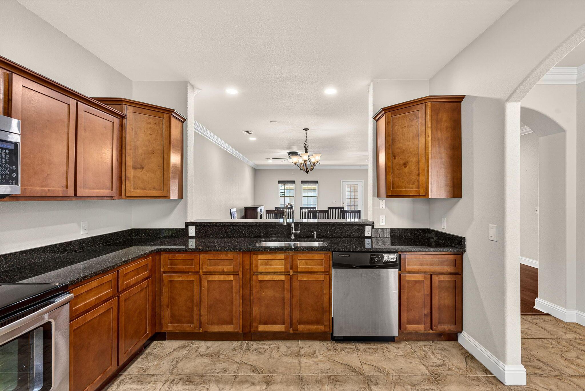 Image 3: Kitchen Breakfast Bar