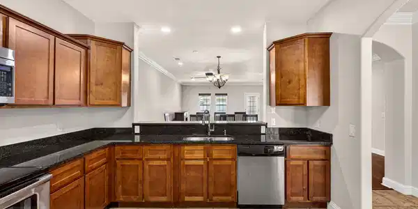 Image 3: Kitchen Breakfast Bar