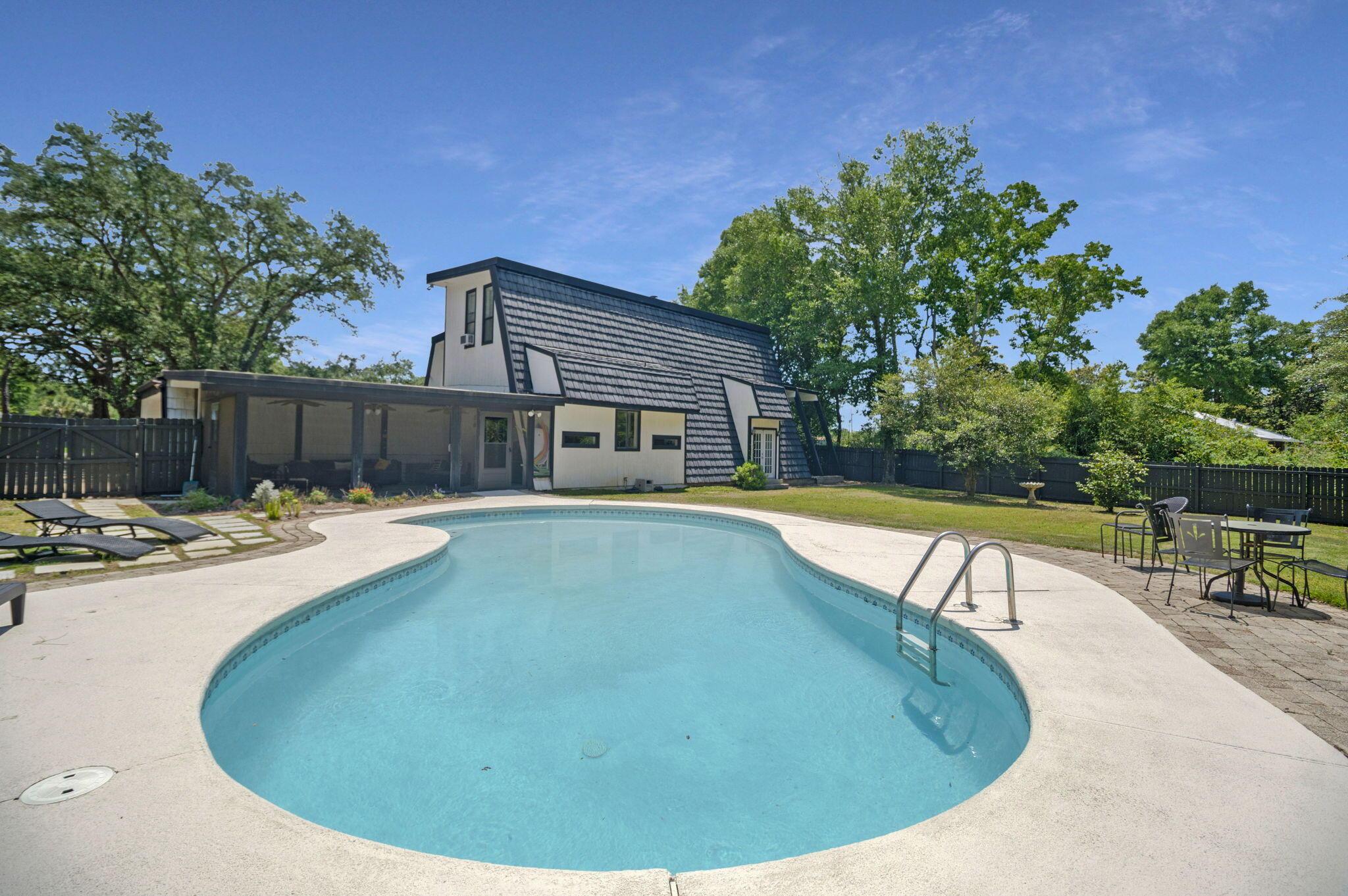 Image 1: 96-web-or-mls-2121-mar-mar-ln