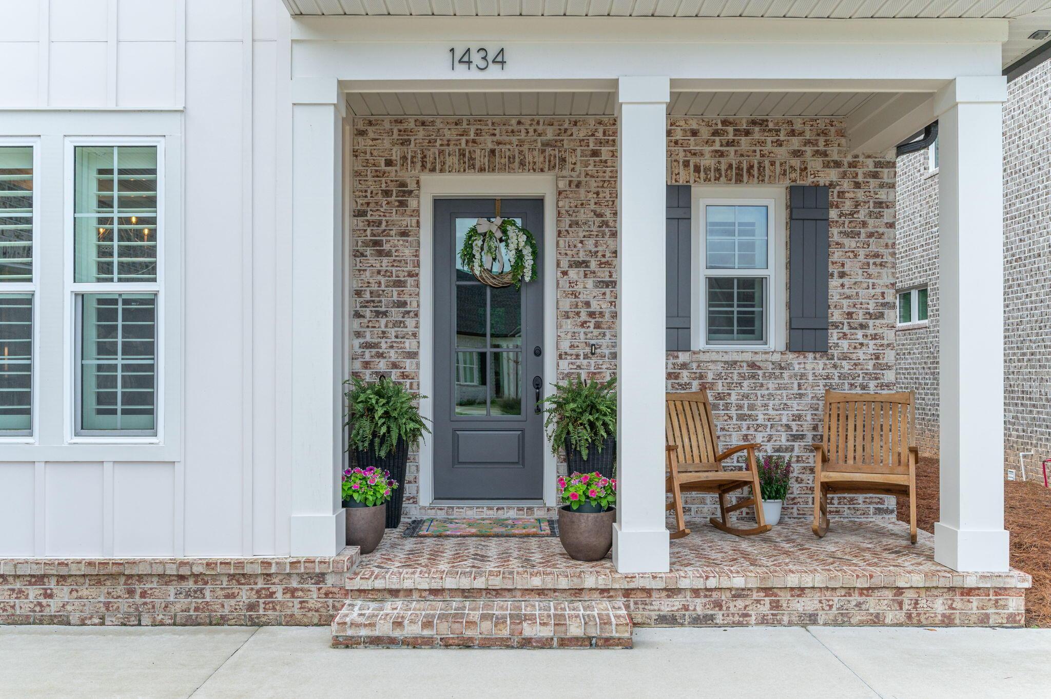 Image 3: Covered Front Porch