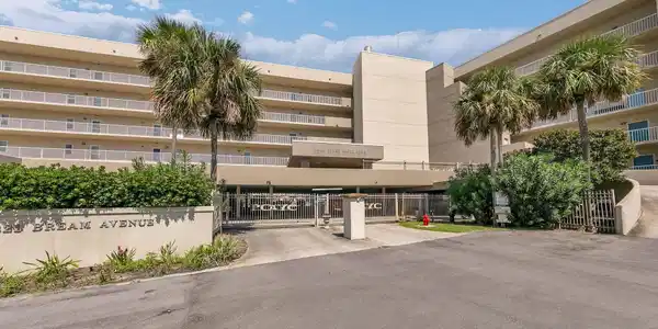 Image 2: 57-web-or-mls-Palm Court-036-039-4050x27