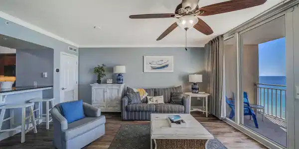 Image 4: Spacious Living Room