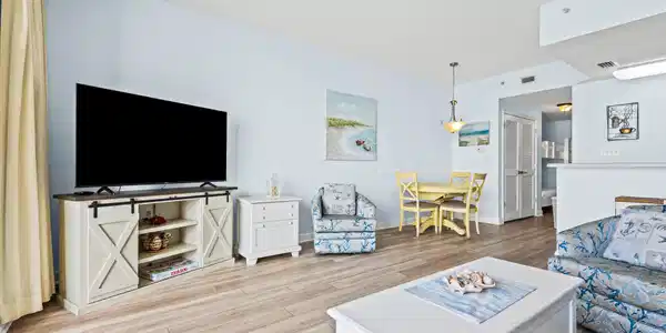 Image 2: Living area w/ gulf views