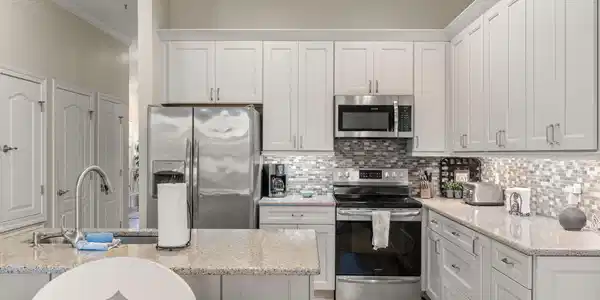 Image 4: Kitchen
