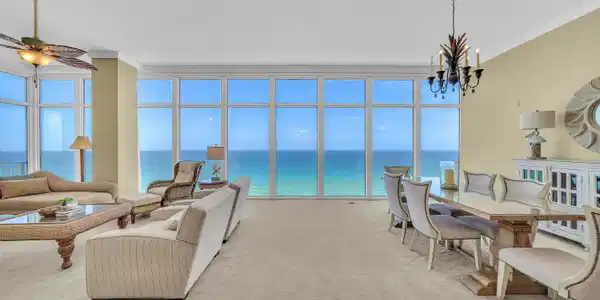 Image 4: Floor to Ceiling Views!