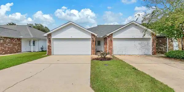 27 E Lane Drive