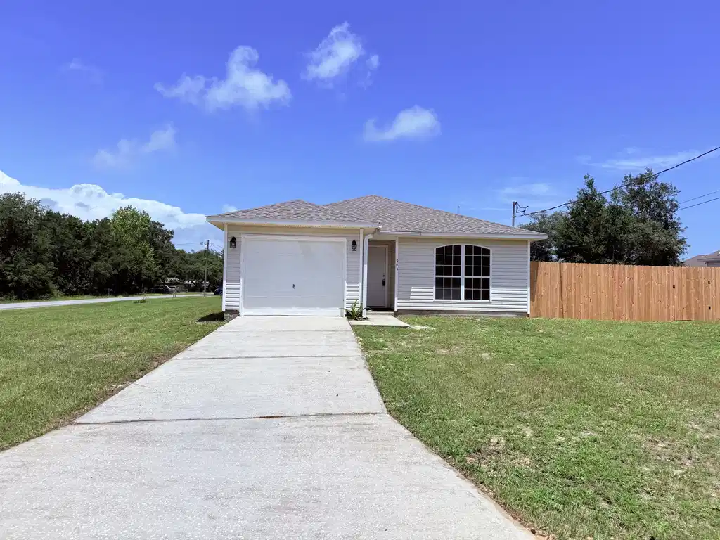 Image 1: 3/2/1 on a LARGE CORNER LOT!
