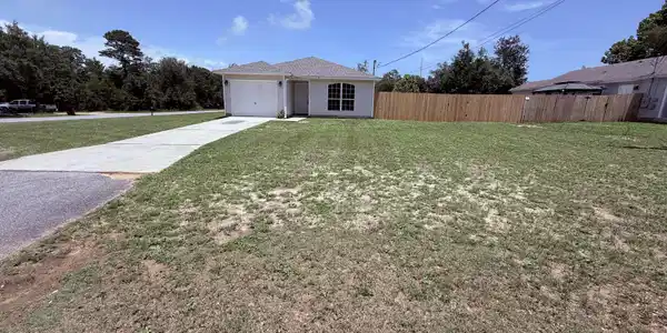 Image 2: 3/2/1 on a LARGE CORNER LOT!