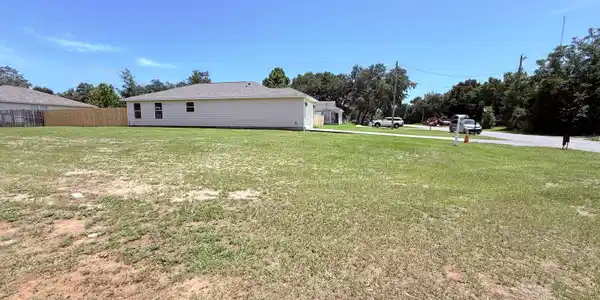 Image 3: 3/2/1 on a LARGE CORNER LOT!