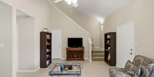 Image 3: Vaulted Ceiling