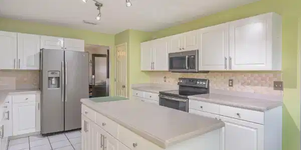 Image 4: Kitchen