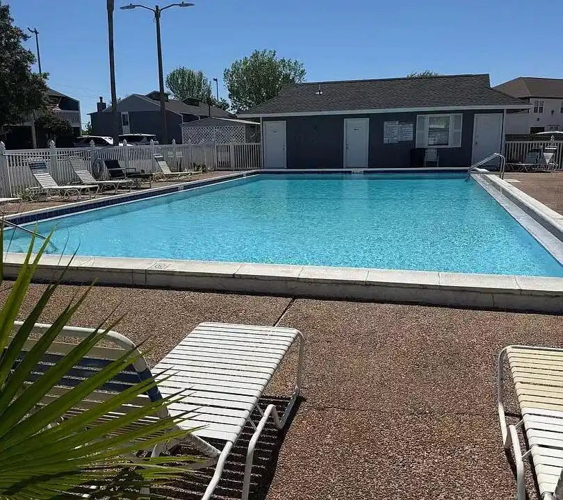 Image 1: 2 Court Dr